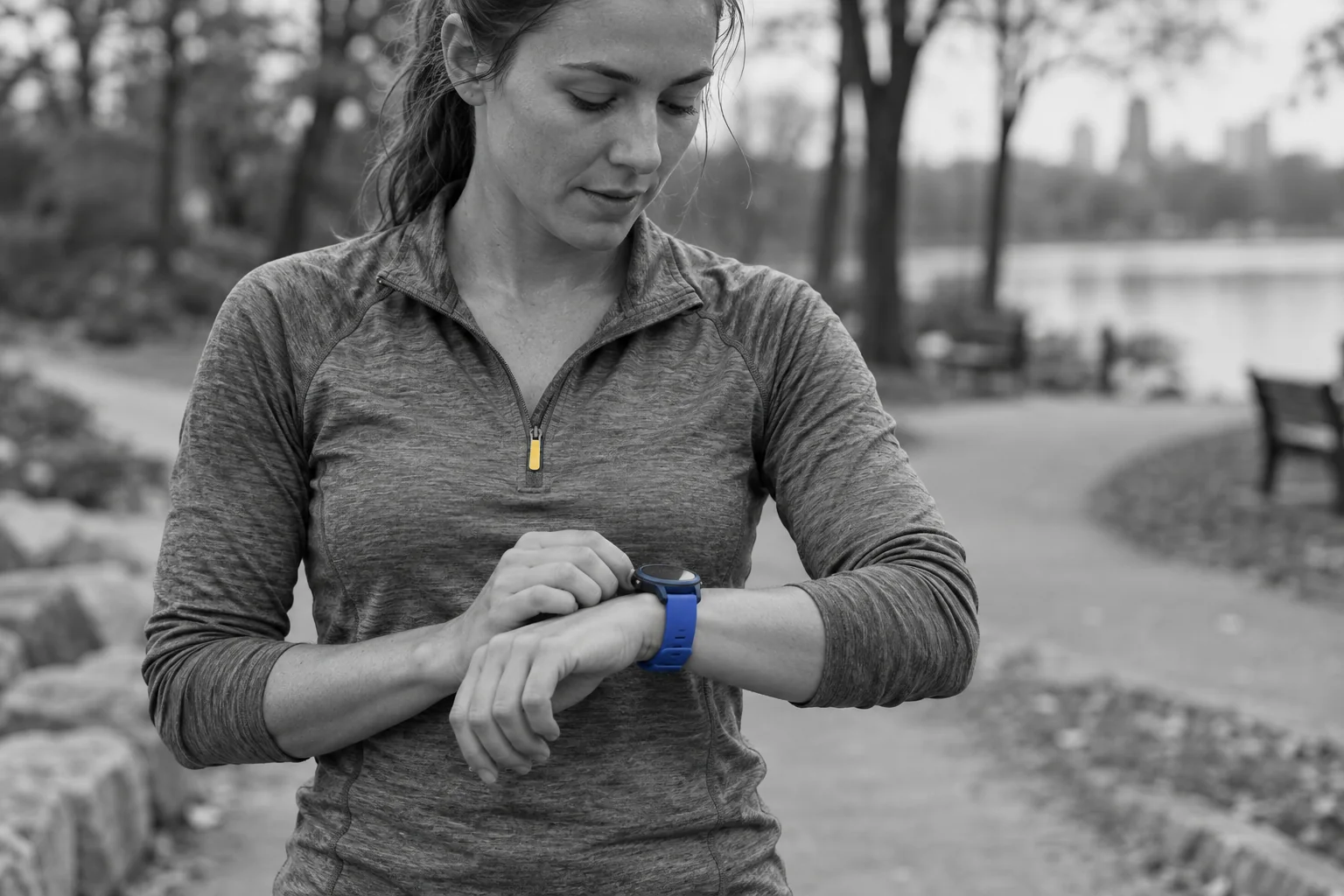Una sportiva consulta il wearable dopo una corsa